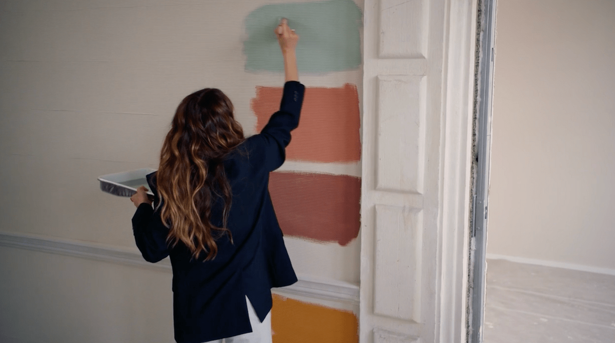 Kelly Wearstler painting on a wall in one of the field trips in her MasterClass