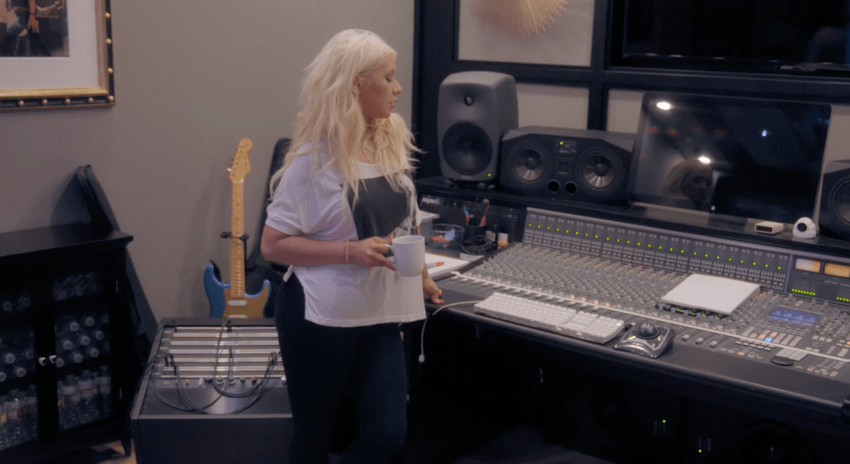 Christina Aguilera doing warm ups